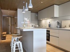Kahvin-/teenkeitin, jääkaappi, uuni, liesi