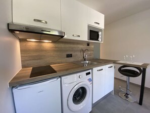 Frigorifero, microonde, macchina per tè/caffè