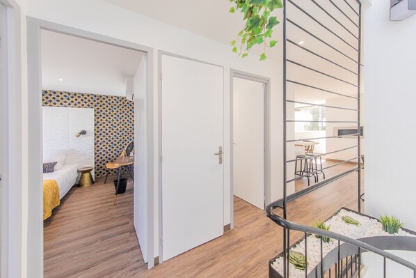 2 間睡房、書桌、熨斗/熨衫板、可攜式嬰兒床