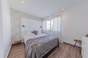 2 bedrooms, desk, iron/ironing board, travel crib
