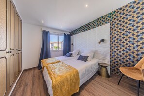 2 間睡房、書桌、熨斗/熨衫板、可攜式嬰兒床