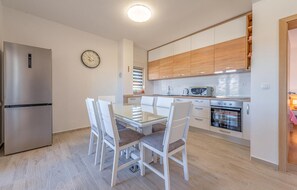 Réfrigérateur, four, plaque de cuisson, lave-vaisselle