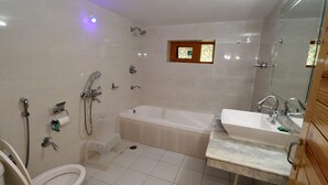 A modern bathroom with a bathtub, a toilet, a sink, and a shower. - Zaara resort, hidden resort in manali (Manali)