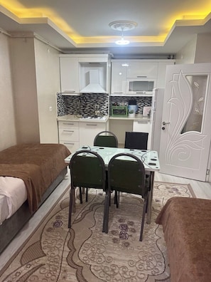 1 bedroom, premium bedding, desk, laptop workspace