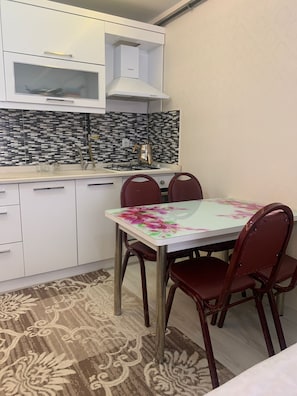 基本公寓 | 私人廚房 | 電冰箱、爐台、鍋具/餐盤/廚房用品、清潔用品