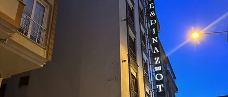 A building with a sign for 'ESPINAZOTEL' and a storefront named 'ESPINAZOTEL'.
