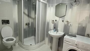 Bruser, brusehoved med hydromassage, hjemmesko, håndklæder