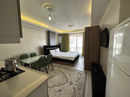 华丽客房 | 高档床上用品、办公桌、笔记本电脑工作区、熨斗/熨衣板