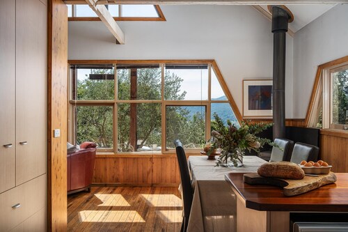 Little Olive Cabin - Nestled into the foot of Mount Buffalo and central to the most popular tourist attractions in the North East of Victoria.  Lovers of quirky eclectic style will bask in the retro and vintage vibes of The Little Olive Cabin.  