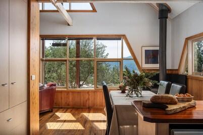 Little Olive Cabin - Nestled into the foot of Mount Buffalo and central to the most popular tourist attractions in the North East of Victoria. Lovers of quirky eclectic style will bask in the retro and vintage vibes of The Little Olive Cabin.