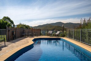 Pool - Little Olive Cabin - Nestled into the foot of Mount Buffalo and central to the most popular tourist attractions in the North East of Victoria.  Lovers of quirky eclectic style will bask in the retro and vintage vibes of The Little Olive Cabin.   (Porepunkah)