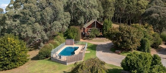 Little Olive Cabin - Nestled into the foot of Mount Buffalo and central to the most popular tourist attractions in the North East of Victoria. Lovers of quirky eclectic style will bask in the retro and vintage vibes of The Little Olive Cabin.