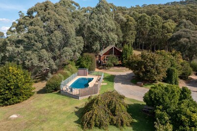 Little Olive Cabin - Nestled into the foot of Mount Buffalo and central to the most popular tourist attractions in the North East of Victoria.  Lovers of quirky eclectic style will bask in the retro and vintage vibes of The Little Olive Cabin.