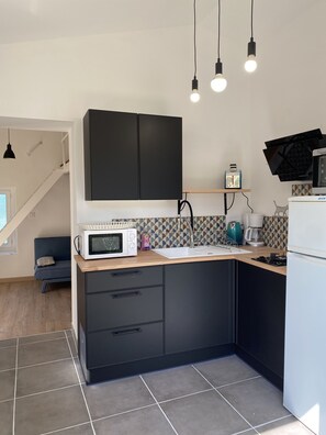 Réfrigérateur, micro-ondes, four, plaque de cuisson