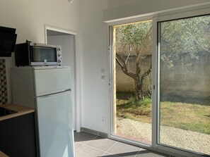 Een koelkast, een microgolfoven, een oven, een kookplaat