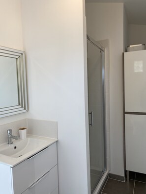 Dusche, Haartrockner, Handtücher, Seife