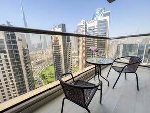 Luxury Apartment | Balcony - Luton Vacation Homes - Elite Downtown Residence (Dubai)