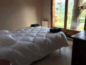 5 quartos, ferros/tábuas de passar roupa, berço de viagem