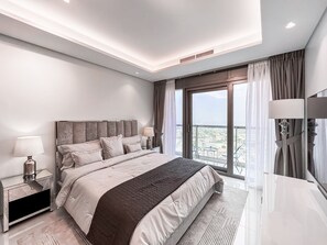 Iron/ironing board, free WiFi, bed sheets - Luton Vacation Homes - Paramount Midtown (Dubai)