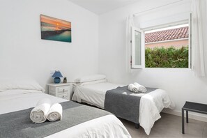 4 bedrooms, in-room safe, iron/ironing board, travel cot - Holiday house with private pool only 200m from the beach, in Port d'Alcudia (Alcúdia)