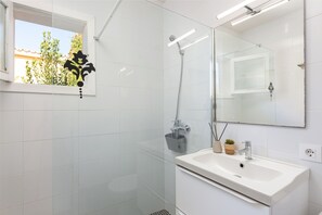 Dusche, Haartrockner, Handtücher, Seife