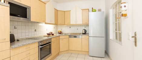 KĂŒhlschrank, Mikrowelle, Ofen, Herdplatte