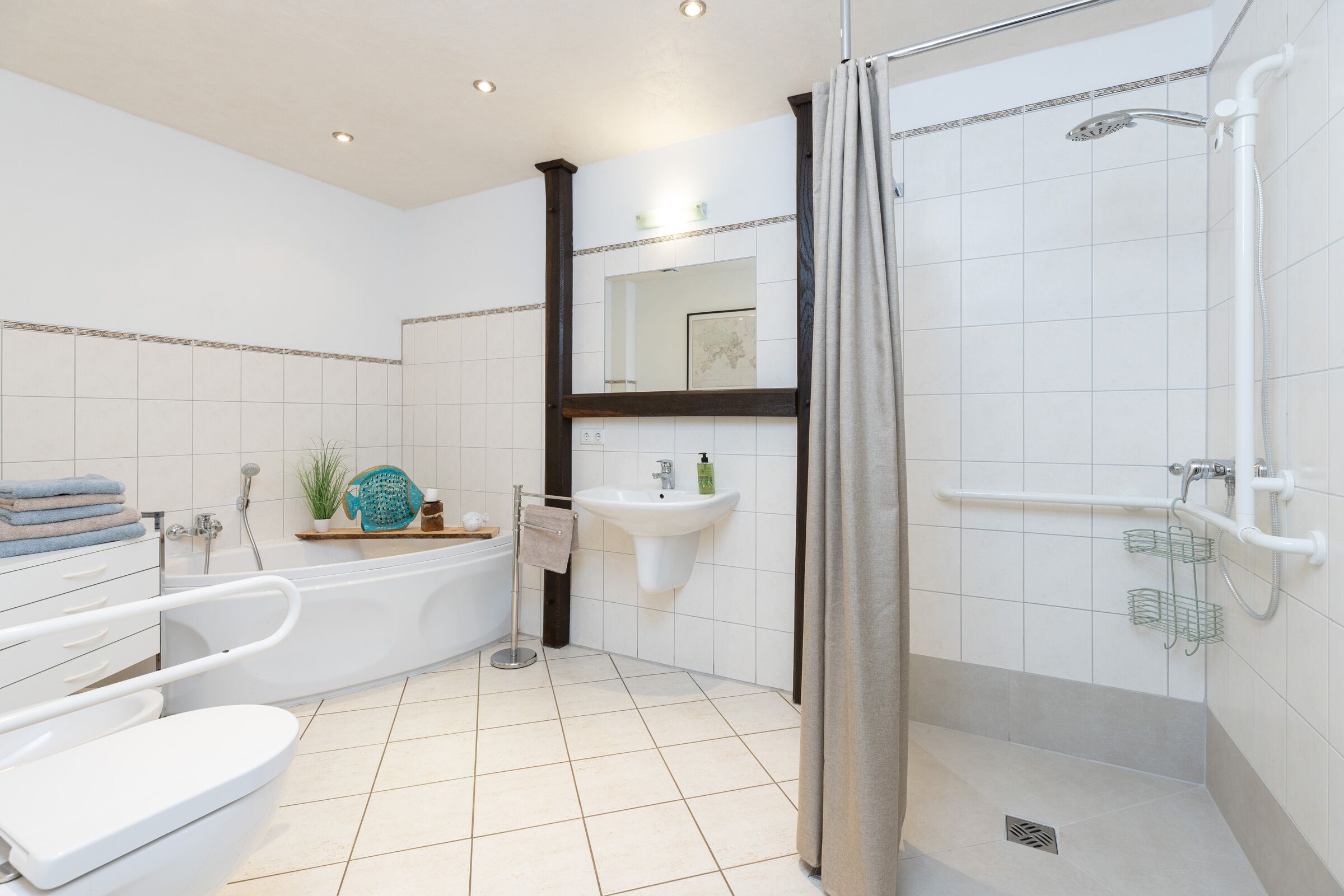 Baignoire, sèche-cheveux, bidet, serviettes fournies
