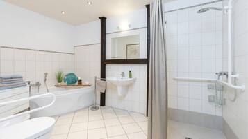 Baignoire, sĂšche-cheveux, bidet, serviettes fournies