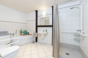 Tina, secadora de cabello, bidet, toallas
