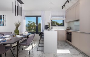 Refrigerador, horno, placa de cocina, lavavajillas