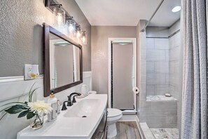 Kostenlose Toilettenartikel, Haartrockner, Handtücher