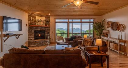 Sugar Haven- Condo on Sugar Mountain with Amazing Views, Hot Tub, Walk to Slopes!