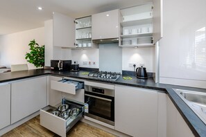 Frigorífico, microondas, horno y lavavajillas