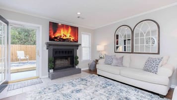 Smart TV y chimenea
