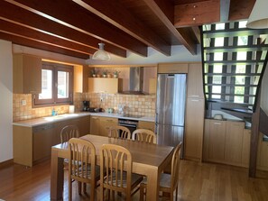 Fridge, oven, dishwasher, coffee/tea maker