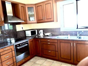 House | Private kitchen | Fridge, microwave, oven, stovetop