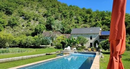 Feet in the water, Gîte La Source