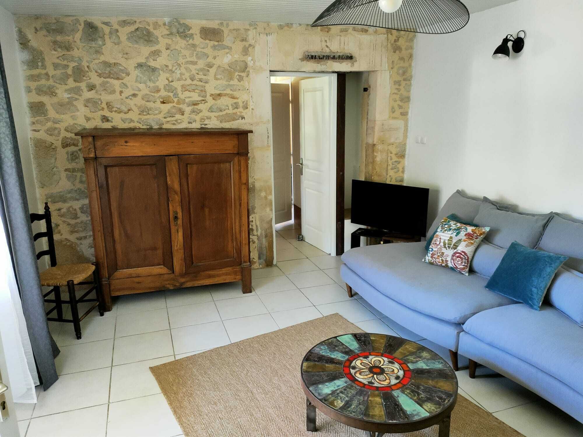 Fernseher, Tischtennisplatte, Bücher