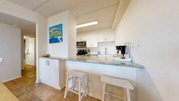 Coffee/tea maker, fridge, microwave, oven