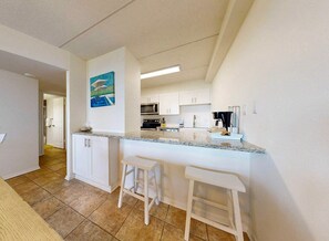 Kylskåp, mikrovågsugn, ugn och spishäll