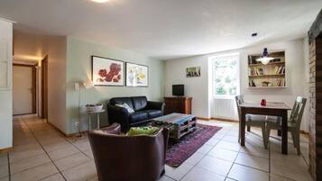 Télévision, table de tennis de table, livres