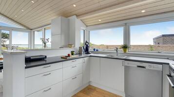 Een koelkast, een vaatwasser, een koffiezetapparaat/waterkoker