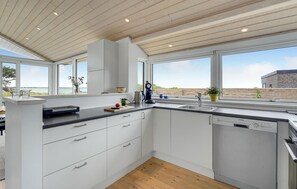 Kjøleskap, oppvaskmaskin og kaffetrakter/tekoker