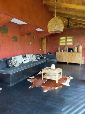 TV, ping pong, books, stereo
