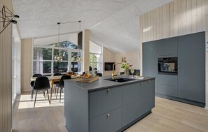 Kühlschrank, Mikrowelle, Herdplatte, Geschirrspüler