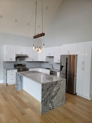 Refrigerador, microondas, horno y parrilla de estufa 