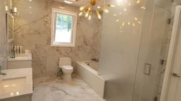 Baignoire, sĂšche-cheveux