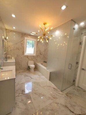 Banheira, secador de cabelo