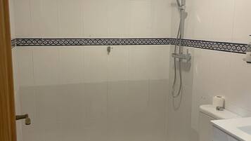 Douche, bidet, serviettes fournies, savon