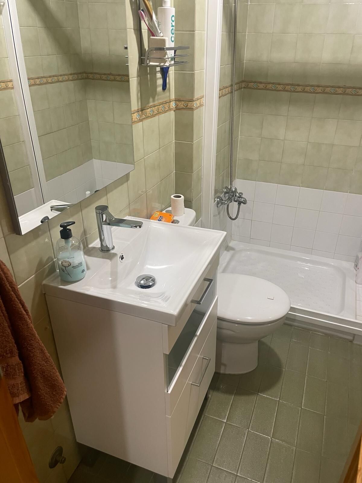 Douche, bidet, serviettes fournies, savon